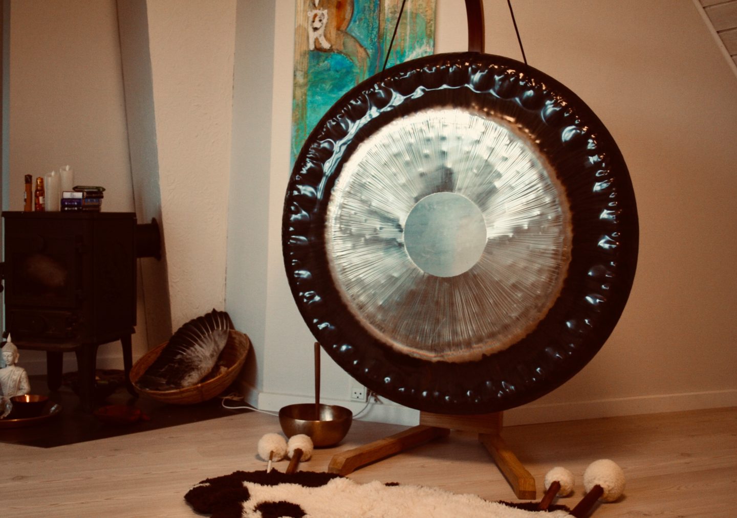 På workshoppen i Aarhus er gongbad en del af programmet. Her er et billede af den kæmpestore gong der kommer med på dagen.